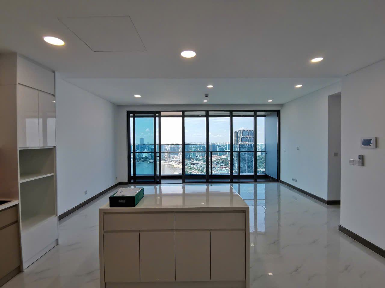 SUNWAH PEARL - 2BEDROOMS - SILVER HOUSE
